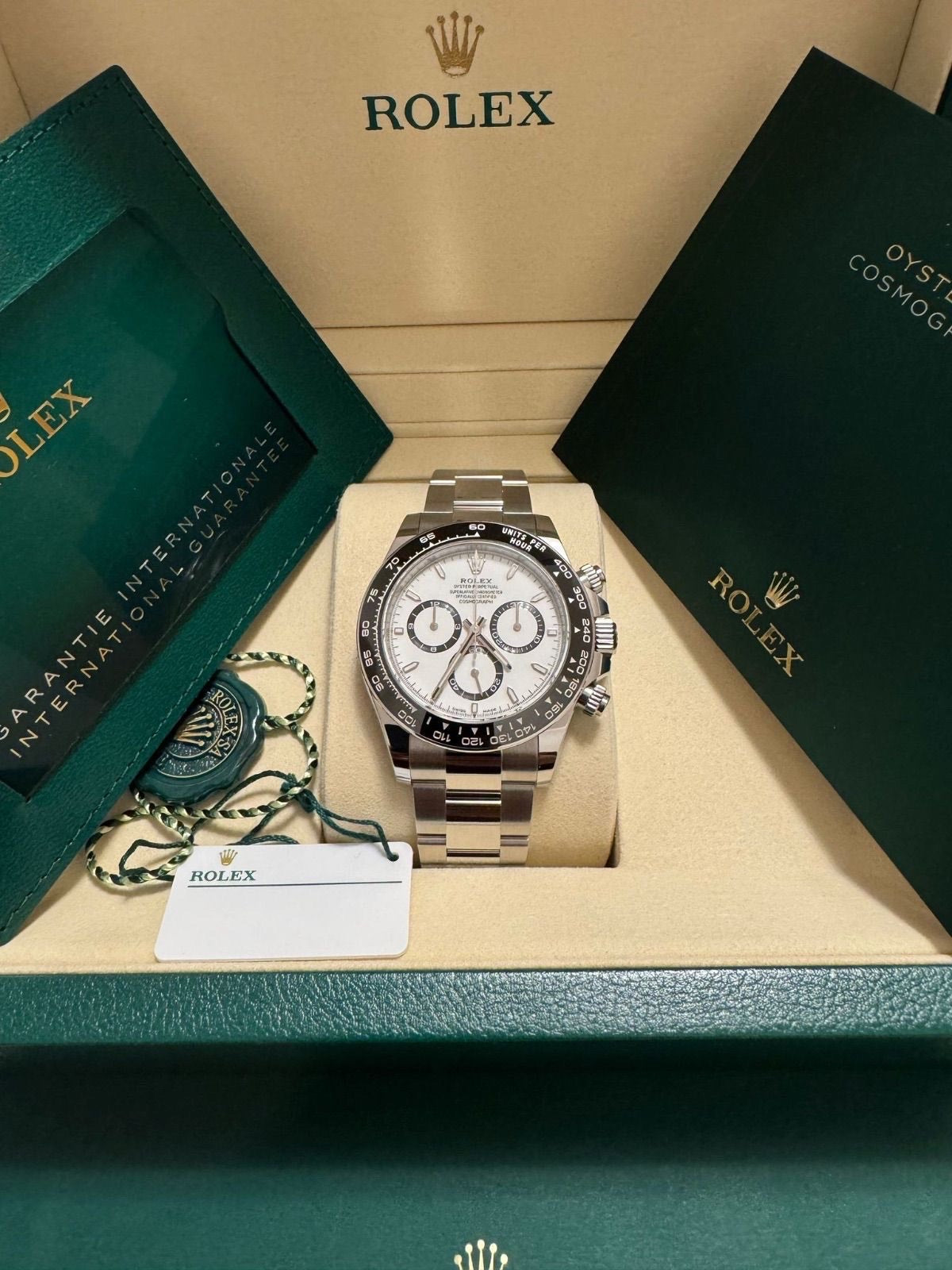 Rolex Cosmograph Daytona – White Dial, Full Set with Tags & Warranty